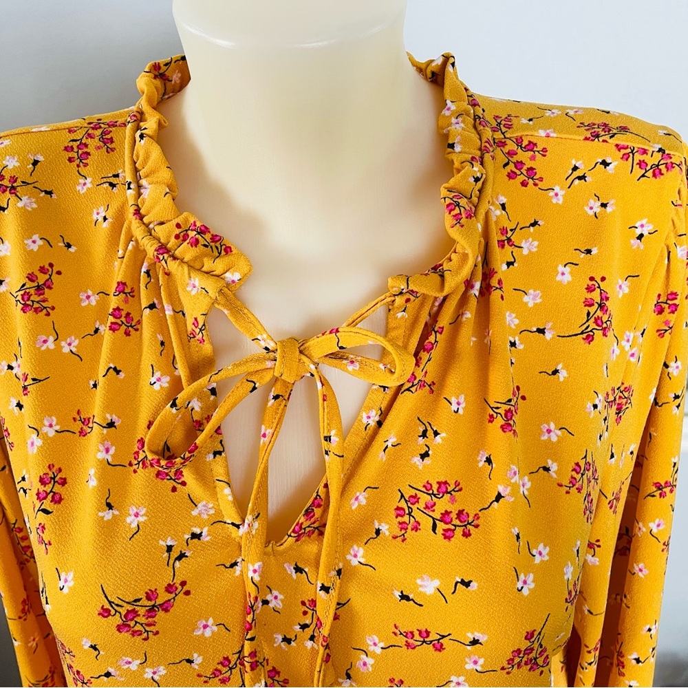CeCe Women Ruffles Neck Blouse. Medium. Excellent Condition.
